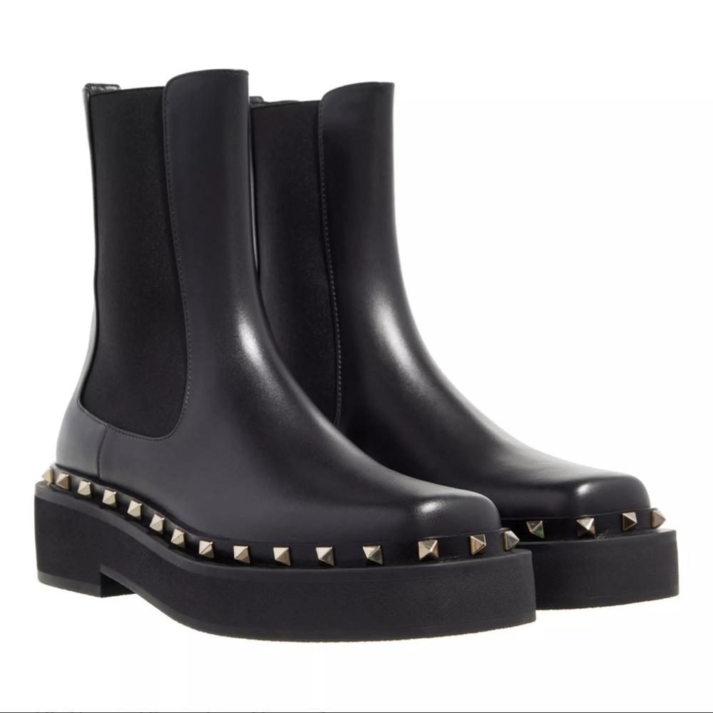 VALENTINO GARAVANI
Platform Plain Toe Round Boots Black
Chelsea Boot FEATURES